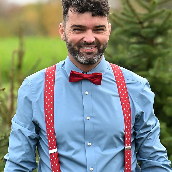 Rote Hosenträger mit weißen Polka Dots